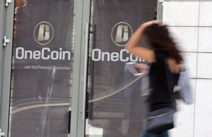 Ảnh của OneCoin sử dụng các đánh giá 5 sao trên mạng để lừa gạt nhà đầu tư