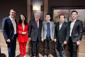 Ảnh của CEO TRON lại bị “sờ gáy” sau buổi ăn trưa với Warren Buffett