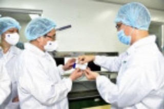 Thủ tướng: Chậm nhất tháng 6/2022, phải có vaccine COVID-19 sản xuất trong nước