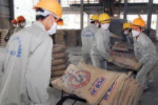 Xi măng, gạch ốp lát, kính xây dựng đứng trước nguy cơ 'bội thực' nguồn cung