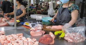Ảnh của Giá heo hơi xuống đáy, giá thịt heo "trên trời"