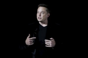 Ảnh của Elon Musk ca ngợi Dogecoin, và chỉ ra danh tính của cha đẻ Bitcoin