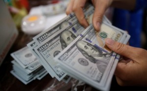 Picture of Dollar Edges Higher as U.S. Rate Outlook Offers Continued Support