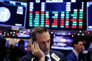 Ảnh của Dow giảm điểm, cổ phiếu công nghệ bị ảnh hưởng bởi triển vọng thắt chặt chính sách tiền tệ