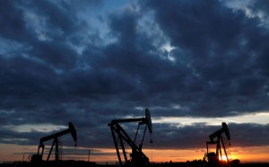 Ảnh của Dầu giảm giá, hướng đến mức giảm 3% trong tuần khi 240 triệu thùng dầu dự trữ sẽ được bơm ra thị trường