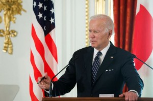 Ảnh của Biden says weighs reducing tariffs on China, asking OPEC to pump more oil