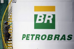 Ảnh của Exclusive-Bolsonaro fires Petrobras CEO who warned of diesel crisis