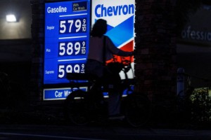 Ảnh của U.S. motorists overlook high gas prices, plan to hit road for Memorial Day