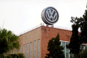 Ảnh của Volkswagen to cut working hours, wages in Brazil as parts shortage deepens