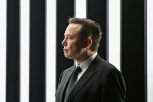 Picture of Musk breaks silence on Twitter, posts a picture with the pope