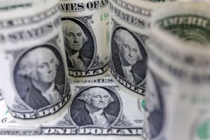 Ảnh của Dollar edges higher before key U.S. jobs report