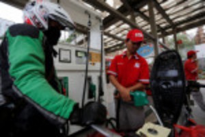 Picture of Indonesians must prepare for a potential fuel price hike, minister says