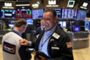 Picture of Wall St sheds early gains as investors assess Fed minutes