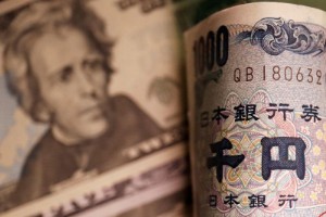 Ảnh của Dollar edges higher, yen slips towards level that prompted intervention