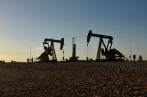 Picture of Oil ticks up in tight market but bearish signals remain