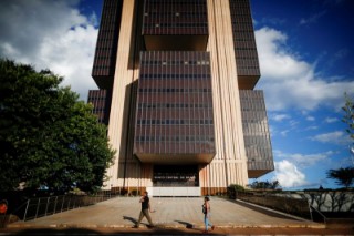 Brazil central bank says high inflation risks require monitoring and serenity