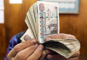 Ảnh của Gap shrinks between Egypt's official, black market dollar prices - traders
