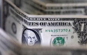 Ảnh của Dollar edges lower ahead of key U.S. inflation release