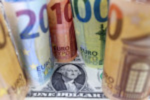 Picture of Dollar edges up against euro after U.S. inflation data