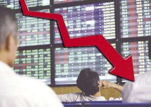 Ảnh của VN-Index "gục ngã" phiên ATC trước lực bán hạ tỷ lệ cho vay margin tại một số CTCK