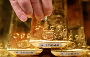 Picture of Gold hovers around 8-mth high ahead of data-heavy week