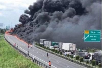 Cháy xe chở dầu, lửa lan rộng trên cao tốc TP.HCM - Trung Lương