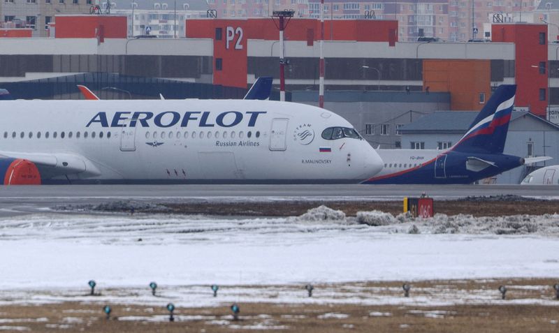 Analysis-Aircraft lessors gird to battle insurers over Russia jet default
