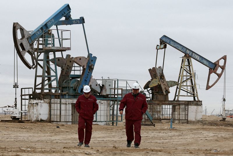 Oil rises as Russia gas flow to Europe falls, EU Russian oil ban looms
