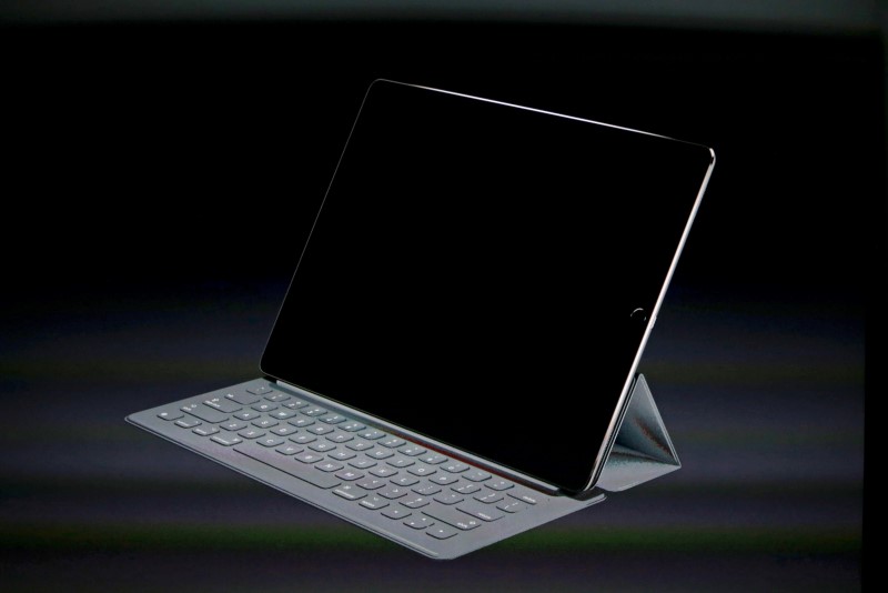 Apple Readying Larger Macbook Air - Bloomberg