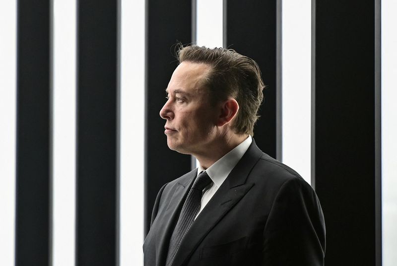 Musk breaks silence on Twitter, posts a picture with the pope