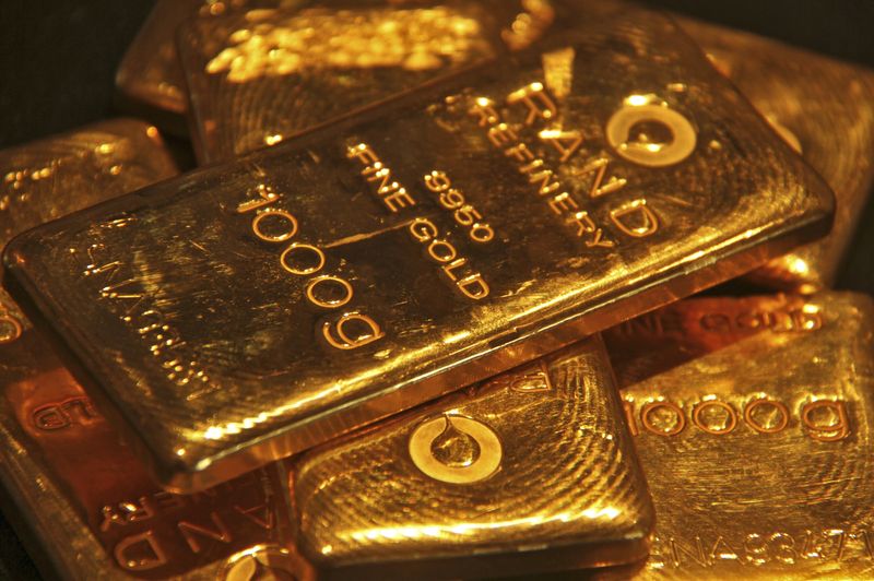 Gold teeters above $1,800 as lower yields counter dollar strength