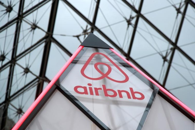 Airbnb Stock Falls Despite Earnings Beat, Analyst Focus Remains on Demand
