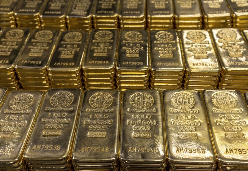 Gold expected to be contained by interest rates and strong dollar