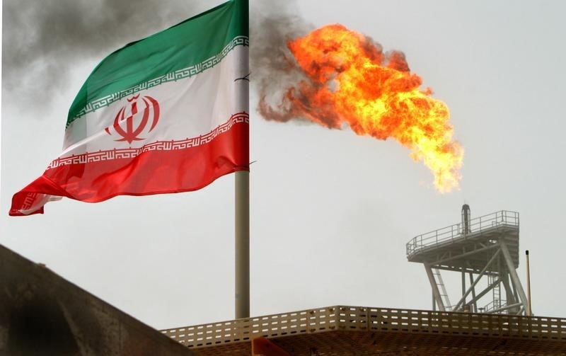 Dầu biến động với lo ngại về thỏa thuận hạt nhân Iran; OPEC có thể giảm sản lượng