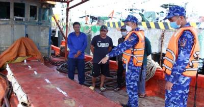 Cảnh sát biển bắt giữ 2 tàu chở 75.000 lít dầu không giấy tờ hợp pháp