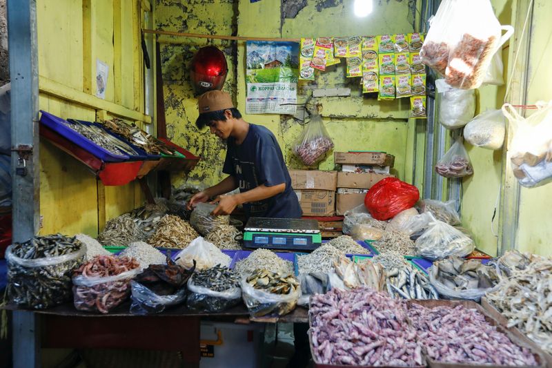 Indonesia orders regional heads to keep food inflation below 5% - minister