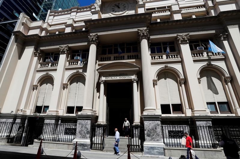 Argentina cbank tightens FX access for soy exporters, hitting peso