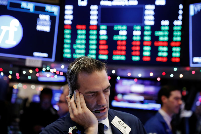 Dow giảm điểm khi thị trường chờ đợi quyết định lãi suất của Fed