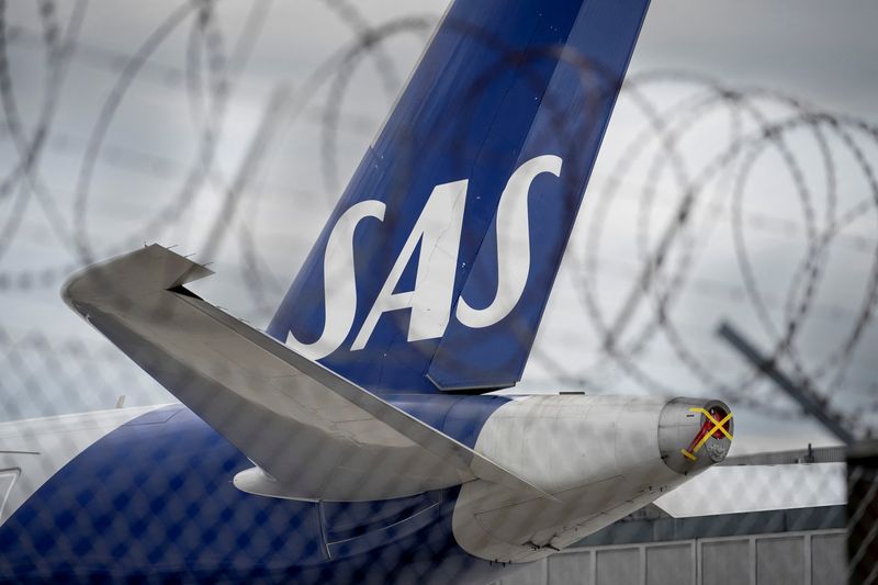 Stockholm bourse fines SAS over late pilot strike statement