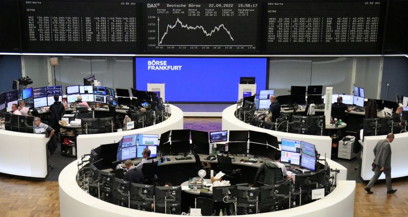 European shares extend falls, Credit Suisse hits record low
