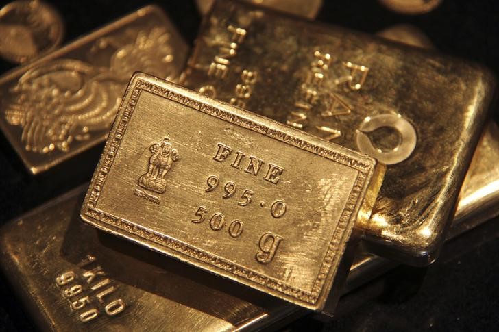 Gold Regains $1,700 as U.S. Bond Yields Plunge, Dollar Dips 4th Day