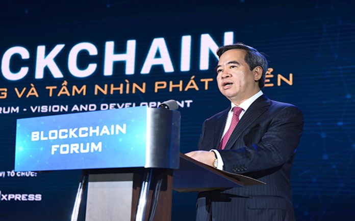 Ông Nguyễn Văn Bình, Trưởng Ban Kinh tế Trung ương phát biểu tại Diễn đàn Blockchain 2018.