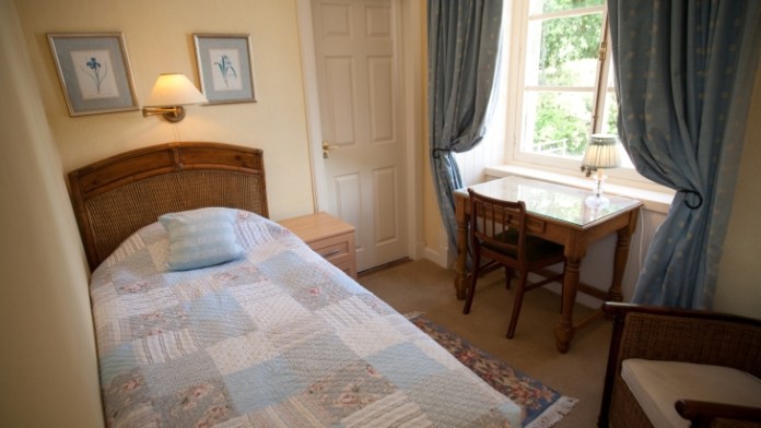 Phòng riêng với nội thất tối giản cho các bệnh nhân ở Craig Castle.