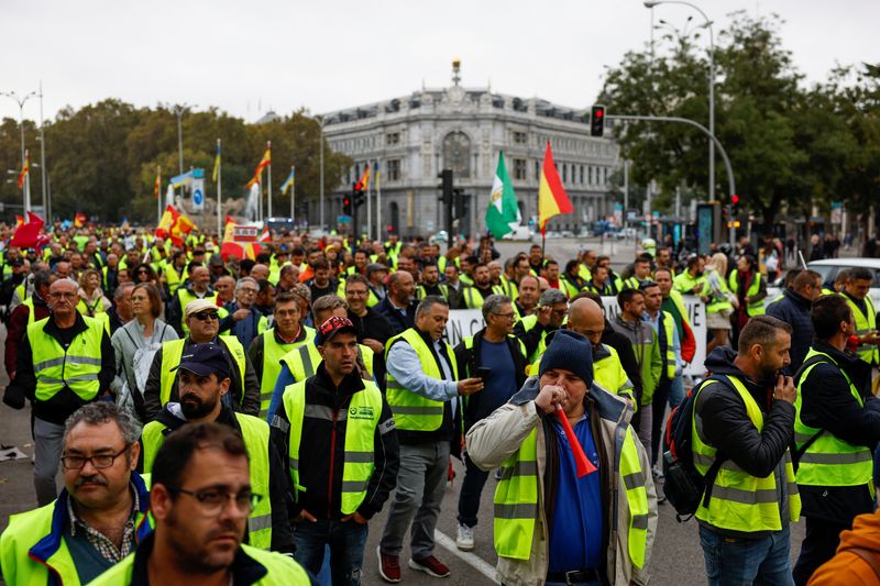 Spanish truckers start new strike to protest regulation, cost of living