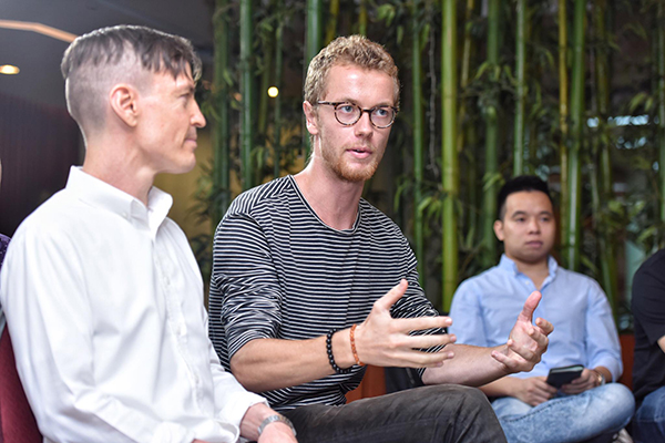 Marcus Van Esveld, CEO Blockchain Meetup Hanoi (giữa) đặt câu hỏi với người sáng lập Ethereum.