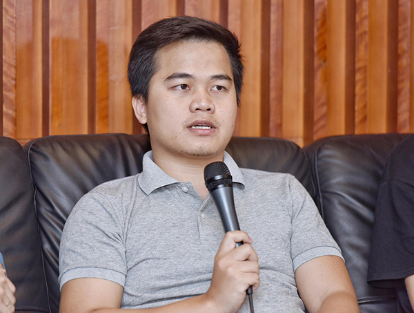 Ông Lợi Lưu, người sáng lập Kyber Network trả lời câu hỏi của người điều phối. 