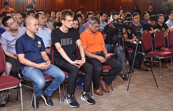 Từ trái qua, ông Nguyễn Bá Khang, CEO Newcater - nhà phát triển Blockchain Việt, Vitalik Buterin, ông Bùi Quang Ngọc, Tổng giám đốc Tập đoàn FPT. 