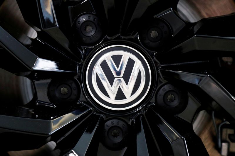Volkswagen in wage deal with German union