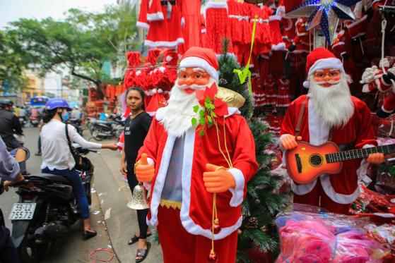 Nhộn nhịp thị trường đồ trang trí Noel: Cây thông giả 10 - 20 triệu vẫn 