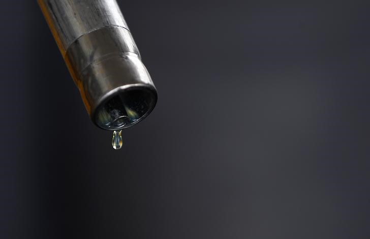 Oil down 5th day after swinging on Keystone, Russia price cap imbroglio